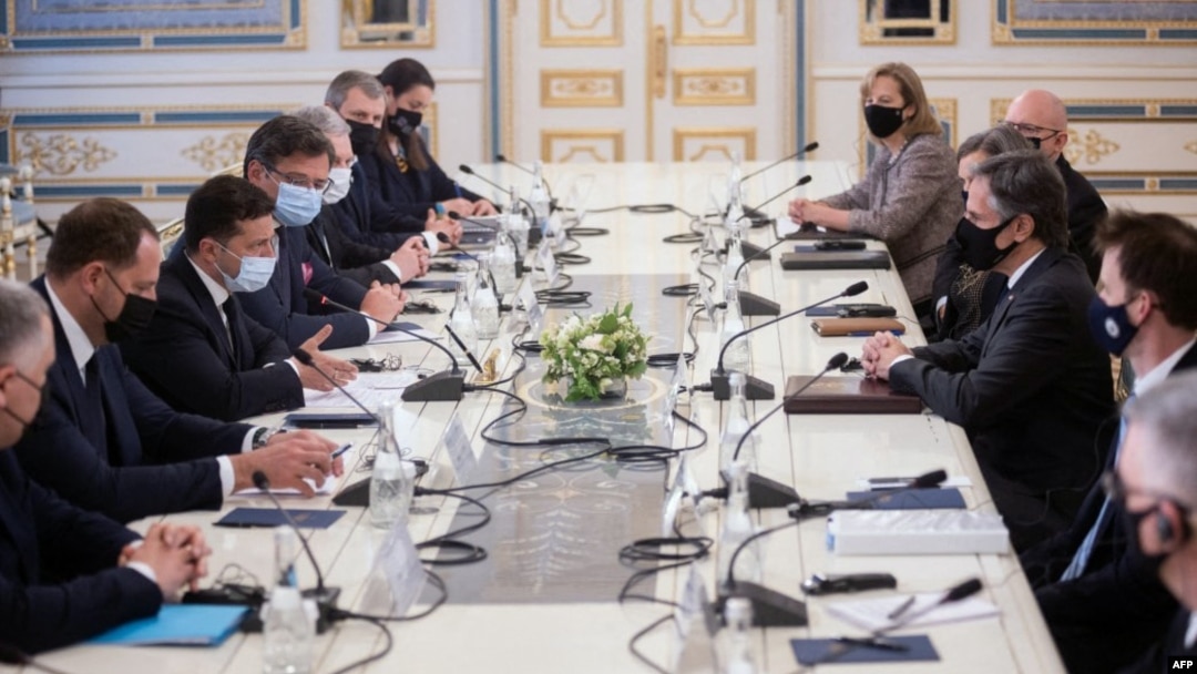 This handout photograph taken and released by the Ukrainian Presidential Press Service May 6, 2021, shows Ukrainian President Volodymyr Zelensky (C/L) and U.S. Secretary of State Antony Blinken (C/R) during their talks in Kyiv.