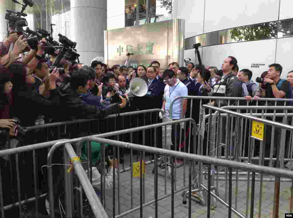 高等法院執達主任在金鐘中信大廈展開清理障礙物行動(美國之音海彥拍攝)