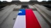 La entrada este del palacio presidencial de La Moneda se muestra cubierta con una bandera chilena durante un evento que conmemora la victoria presidencial del difunto Salvador Allende en 1970 en Santiago, Chile, el lunes 4 de septiembre de 2023.