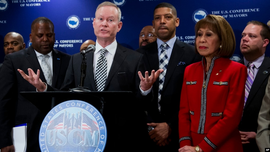 Mick Cornett (ante el podio), alcalde de Oklahoma City y presidente de la asociación, dijo en conferencia de prensa que la resolución fue adoptada por consenso y de manera bipartidista.