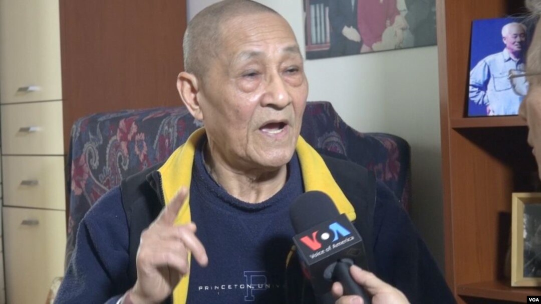 前中共總書記趙紫陽的政治秘書鮑彤在北京家中接受美國之音專訪(視頻截圖)