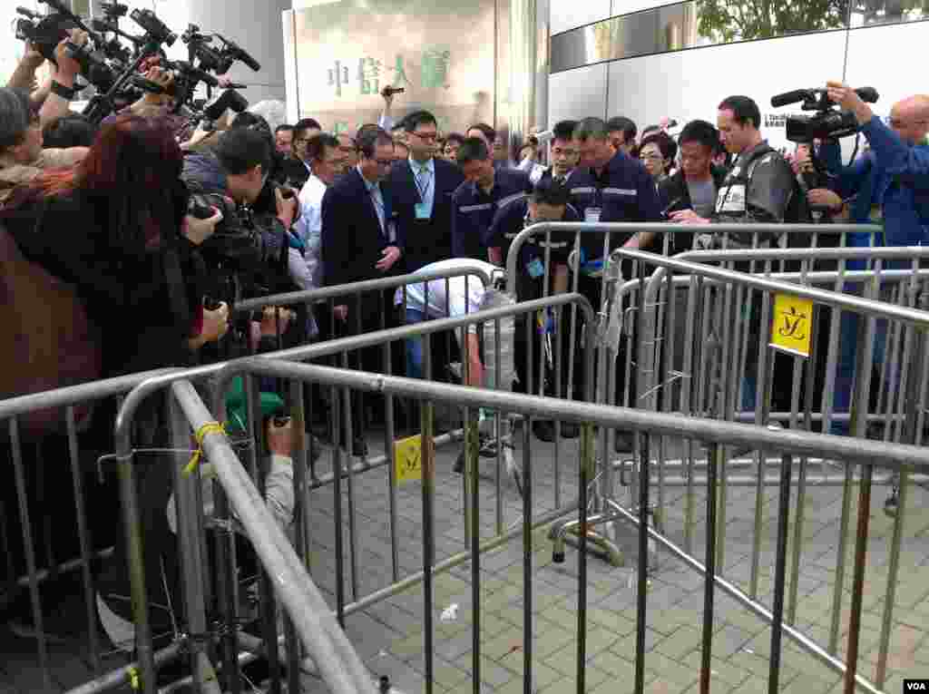 高等法院執達主任在金鐘中信大廈展開清理障礙物行動(美國之音海彥拍攝)