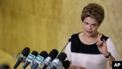La presidenta de Brasil, Dilma Rousseff, habla con periodistas en el palacio de Planalto, en Brasilia, luego de conferenciar con sus abogados sobre el procedimiento de juicio político iniciado en su contra por opositores en el Congreso. Dic. 7, 2015