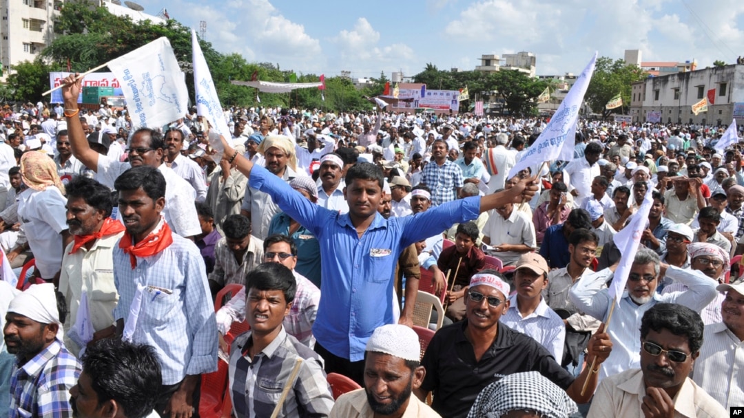 Supporters of ‘United Andhra Pradesh’ shout slogans during a protest at Karnool district in Andhra Pradesh state, India, Oct. 7, 2013.