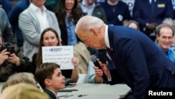 El presidente estadounidense Joe Biden habla con Harry Abramson mientras visita su oficina de campaña electoral de Wisconsin en Milwaukee, Wisconsin, el 13 de marzo de 2024.