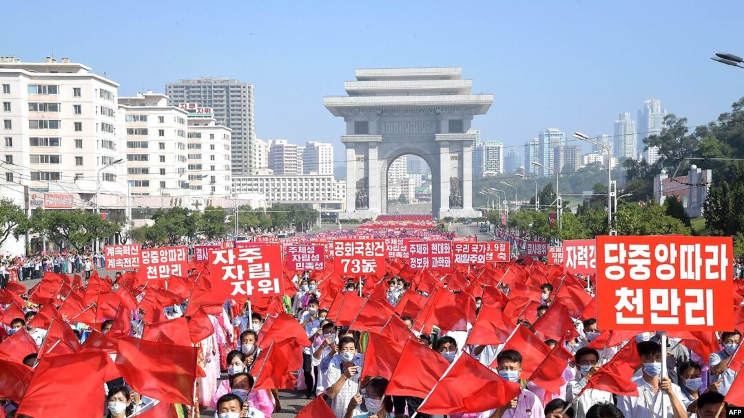 9일 북한 평양에서 정권 수립 73주년을 맞아 노동자와 학생들이 행진하고 있다.