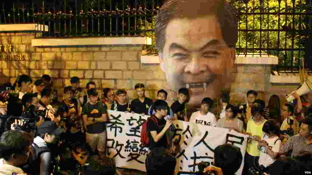 學聯發起抗議梁振英拒絕對話公民抗命遊行和留守禮賓府(美國之音圖片/海彥拍攝)