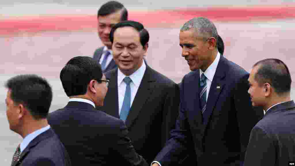 Shugaba Obama lokacin da yake gaisawa da Ministan harkokin wajen Vietnam Pham Binh Minh 