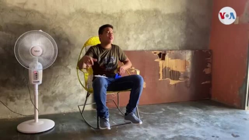 Desde La Lucha y con micrófono de cartón: Joven venezolano reporta problemas de su comunidad