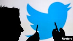 Según la encuesta realizada en EE.UU.casi 25% de los que tienen cuenta en Twitter envían por lo menos un tuit diario, mientras que 29% dice que nunca lo hace.