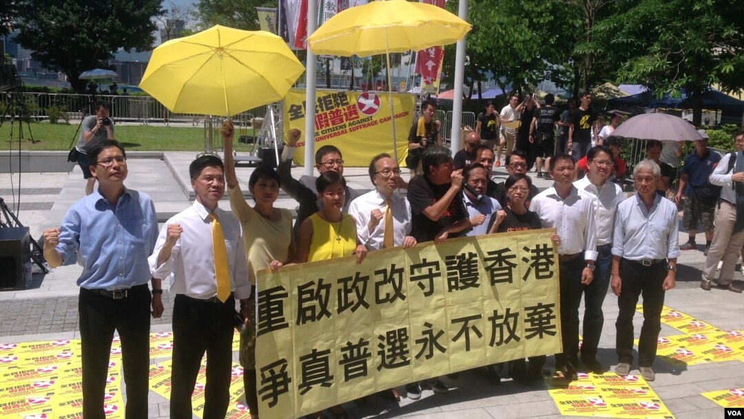 泛民議員否決又篩選普選方案後要求重啟政改（美國之音海彥拍攝）