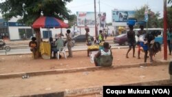 Zungueiras (vendedoras ambulantes) nas ruas, Angola