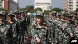 中國江蘇省揚州市女大學新生參加軍訓。（2018年9月4日）