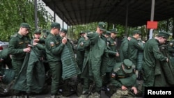 На призывном пункте в Батайске, Ростовская область. 16 мая 2024.