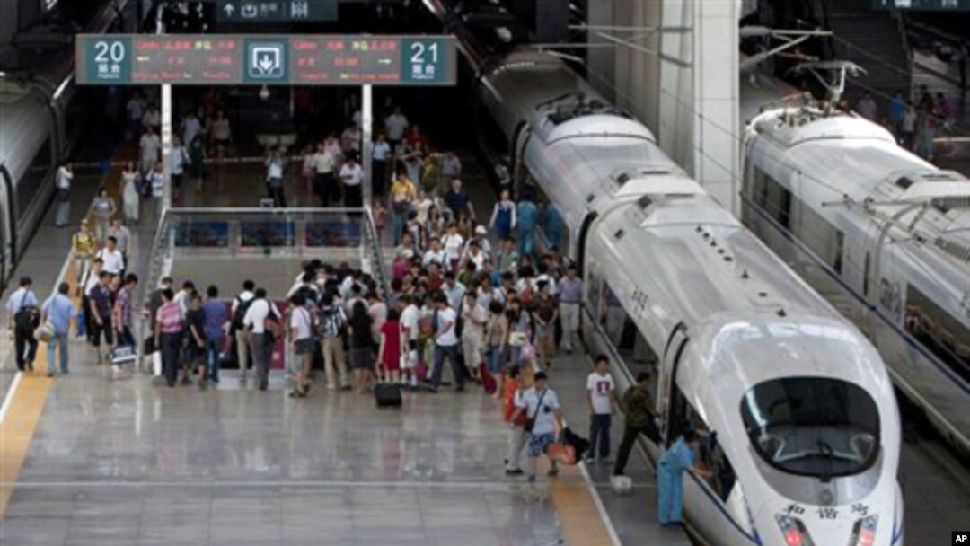 7月26日北京南站上的高速列車和乘客