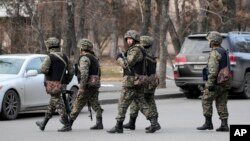 哈薩克斯坦軍人在阿拉木圖街頭巡邏。（2022年1月13日）