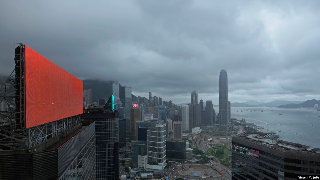 資料照片：一塊位於香港商業區的紅色廣告屏。 （2021年7月19日）