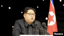 北韓領導人金正恩參加一場為最近的火箭試射功臣所舉辦的宴會。