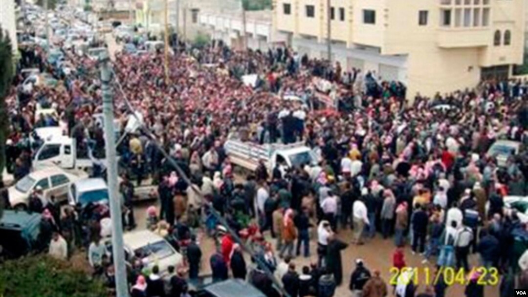 En Siria volvieron a registrarse disparos en el poblado de Dará, en el segundo día de un sitio militar para aplastar las manifestaciones pro democracia.