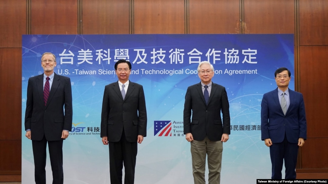 台灣外交部2020年12月18日舉行美台“科學及技術合作協定”宣布茶會。左起：美國在台協會處長酈英傑、台灣外交部長吳釗燮、台灣科技部長吳政忠、台灣經濟部次長陳正祺(台灣外交部照片）