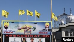 錫克教領袖哈迪普·辛格·尼賈爾(Hardeep Singh Nijjar)2023年6月在加拿大不列顛哥倫比亞省薩裡的錫克教古德瓦拉寺廟被暗殺。2023年9月18日在該錫克教寺廟外仍可見悼念逝者的標牌。 （路透社圖片）