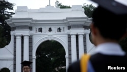清華大學2020屆畢業生在西校門前留影。（2020年6月23日）