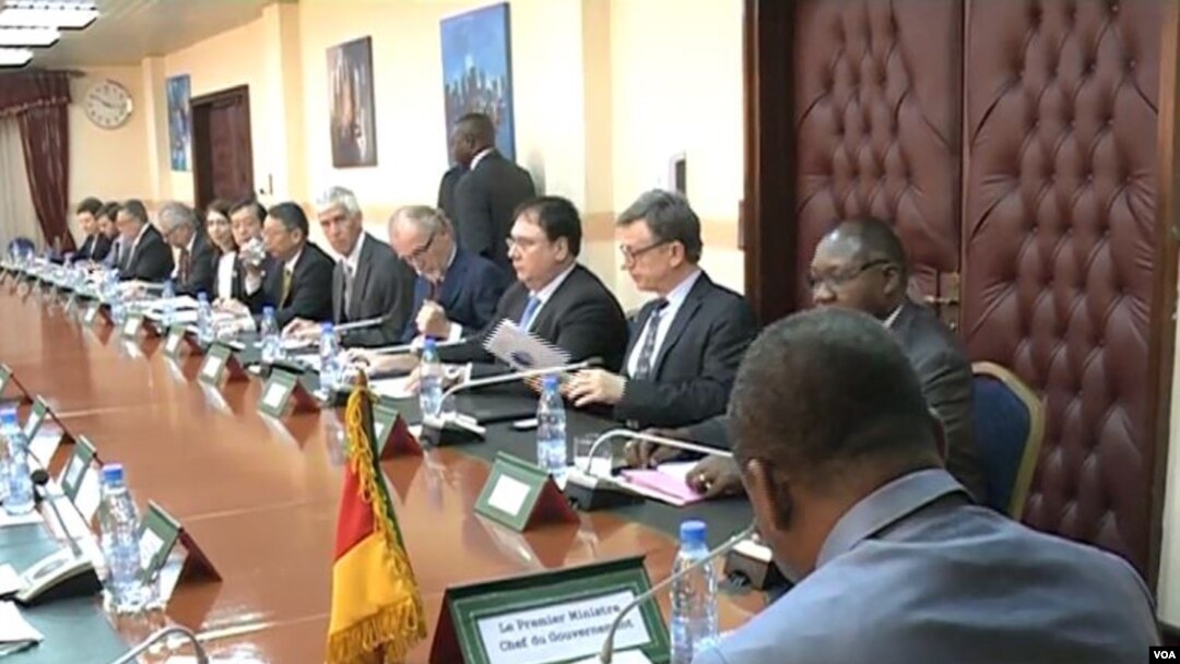 Diplomats, U.N. agency heads and representatives of nongovernmental organizations meet with Cameroon Prime Minister Joseph Dion Ngute, in Yaounde, Dec. 5, 2019. (Moki Edwin Kindzeka/VOA)