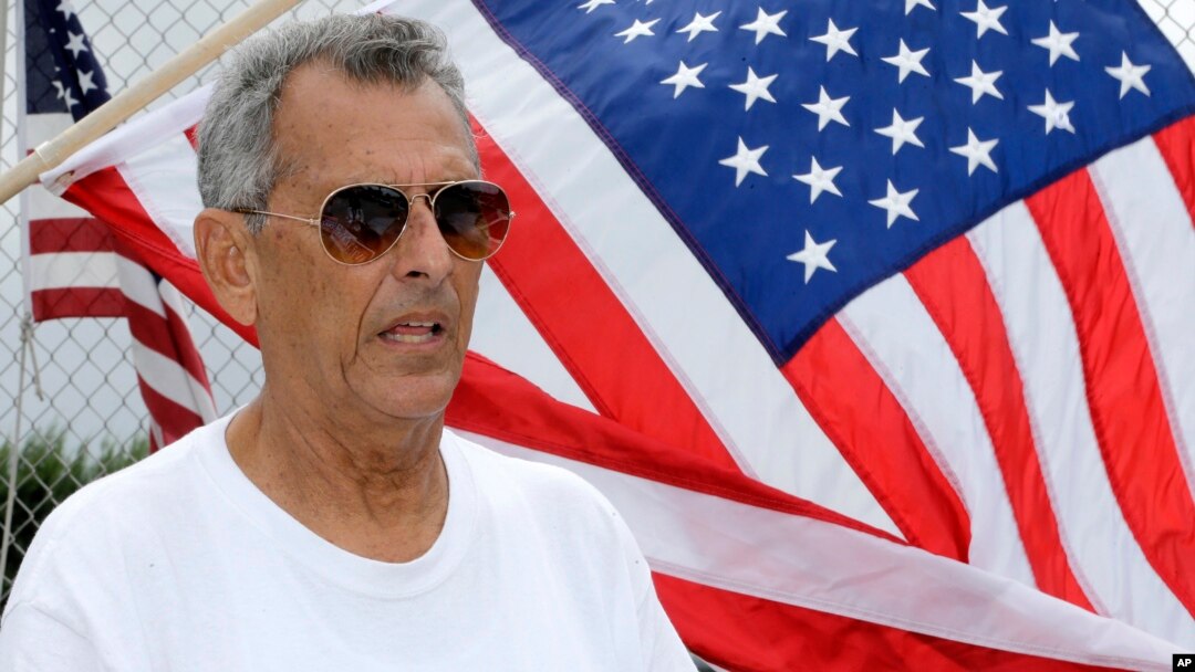 Julio Martínez, un veterano de la guerra de Vietnam de 73 años que vino a los Estados Unidos desde Cuba en 1954, dijo que ha votado republicano desde 1961 y está apoyando al candidato presidencial Donald Trump. 