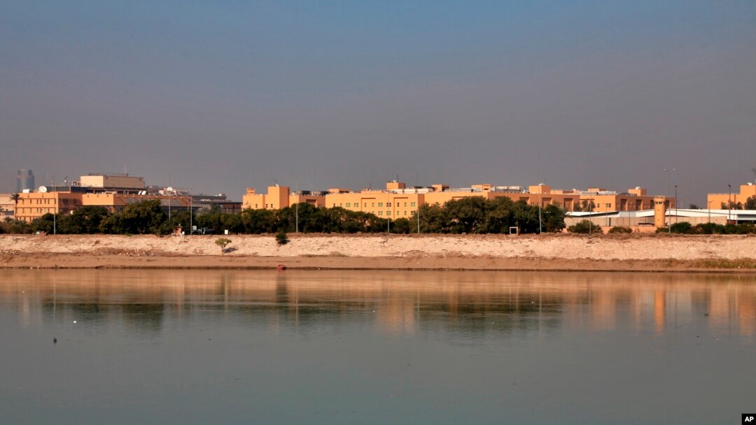 ARCHIVO - En esta imagen de archivo del viernes 3 de enero de 2020, la embajada estadounidense vista desde el otro lado del río Tigris en Bagdad, Irak. (AP Photo/Khalid Mohammed, Archivo)