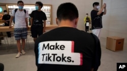 資料照：北京一名男子身穿宣傳tiktok的衣服。（2020年7月17日）