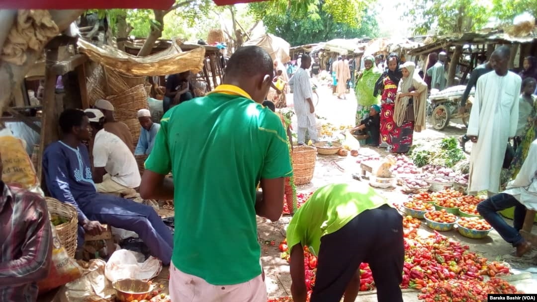 Yayin da ake hada-hadar sayen kayen masarufi a wata kasuwa a Kano