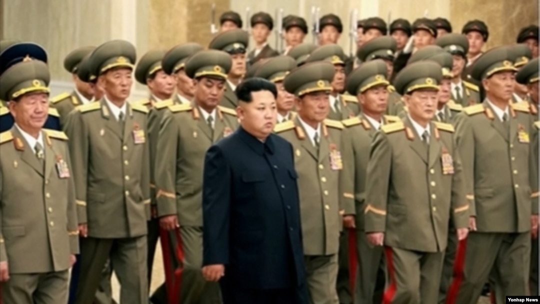 김정은 북한 국방위원회 제1위원장이 김일성 주석 사망 21주기인 8일 0시 인민군 간부들을 대동하고 김 주석의 시신이 안치된 금수산태양궁전을 참배했다. 조선중앙TV는 이날 군 간부들과 함께 참배하는 김정은 제1위원장의 모습을 전했다.