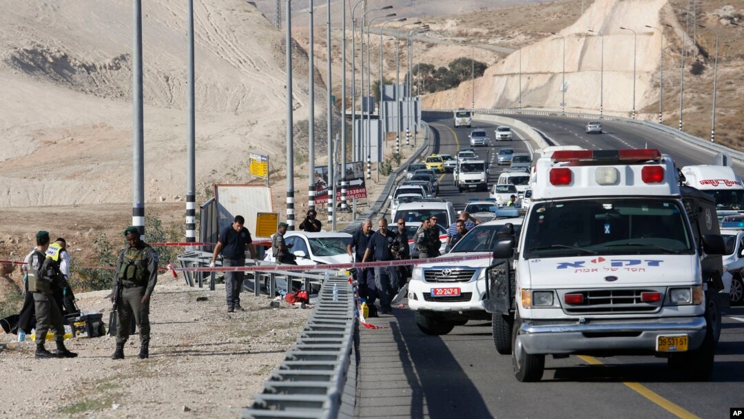 Israeli security forces secure the scene of an attack near Kfar Adumim settlement in the West Bank, Nov 27, 2015. Israeli police say a Palestinian was shot and killed after ramming his car into a group of Israelis in the West Bank. 