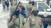 Polícia armada na cidade de Maputo para travar a manifestação convocada por Venâncio Mondlane, candidato presidencial que depois das eleições tem apelado à justiça eleitoral