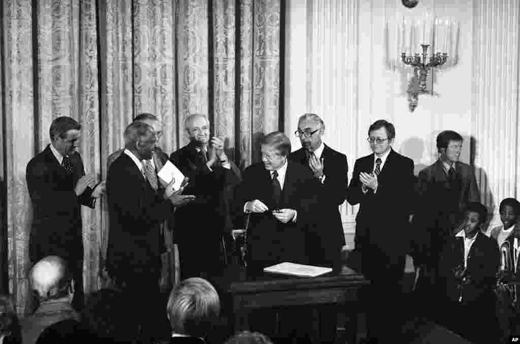 17 октября 1979 года. Помимо создания энергетического ведомства, на счету Картера — также учреждение Министерства образования. «Образование — слишком важный вопрос, чтобы его можно было распределить по частям между различными государственными министерствами и агентствами», — говорил Картер. На фото — момент подписания соответствующего закона.