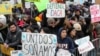 Los manifestantes se manifiestan frente a la Corte Suprema de los EE. UU., el 12 de noviembre de 2019.