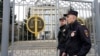 Сотрудники полиции охраняют вход в Московский городской суд в Москве, Россия, 17 апреля 2023 года.