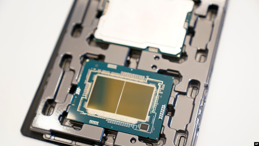 ARCHIVO - Un chip de Intel se exhibe durante un evento llamado AI Everywhere en Nueva York, el jueves 14 de diciembre de 2023. Intel está presentando nuevos productos diseñados para usarse con computadoras y aplicaciones impulsadas por Inteligencia Artificial.