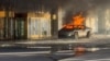 Las llamas se elevan desde un Tesla Cybertruck después de que explotó afuera del Trump International Hotel Las Vegas, en Las Vegas, Nevada, EE. UU., el 1 de enero de 2025, en esta captura de pantalla tomada de un video de las redes sociales.
