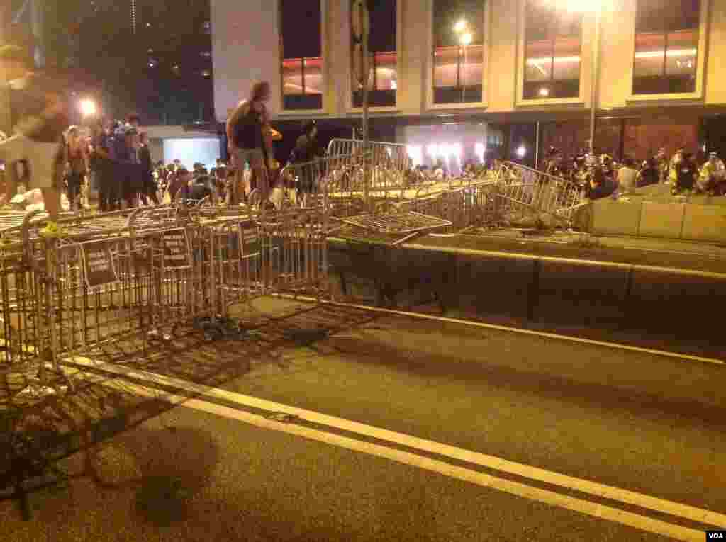 香港爭真普選全民抗爭星期二進入第3天(美國之音圖片/海彥拍攝)