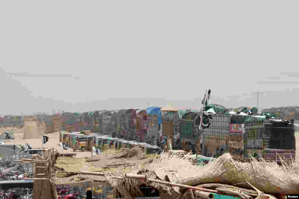 Los vehículos en cola esperan para cruzar el punto de cruce de la Puerta de la Amistad en la ciudad fronteriza entre Pakistán y Afganistán de Chaman, Pakistán, el 15 de agosto de 2021.