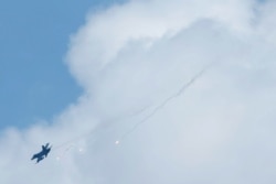 A Taiwan-built fighter jet releases flares during a drill simulating a Chinese invasion in Pingtung county on August 25, 2016. (Tyrone Siu/Reuters)