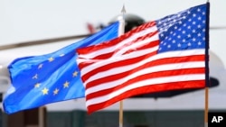Флаги США и Европейского Cоюза