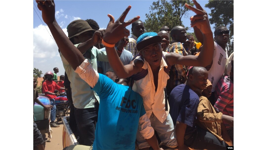 A group of Kizza Besigye supporters in Kisaasi, a suburb of Kampala, Uganda, Feb. 16, 2016. (Photo: J. Craig / VOA)