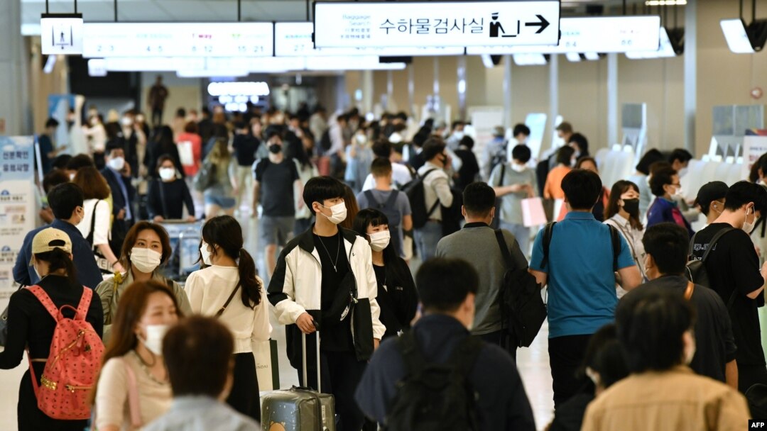 한국 김포공항 탑승장이 여행객들로 붐비고 있다. (자료사진) 
