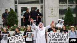 Saudiya Arabistonining Vashingtondagi elchixonasi qarshisida norozilik namoyishi