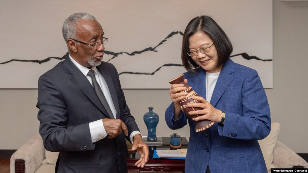 台灣總統蔡英文(右)2020年2月在總統府會見索馬利蘭外交部長穆雅辛。 (蔡英文推特)