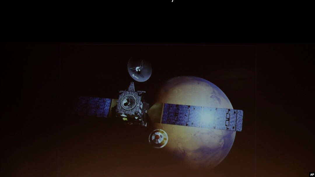 A rendering of the Schiaparelli Space Module and of the planet Mars is displayed on a movie screen, during an event on the occasion of the insertion of the Trace Gas Orbiter into orbit around Mars, and landing of the Schiaparelli module on the surface of the planet, in Rome, Oct. 19, 2016.