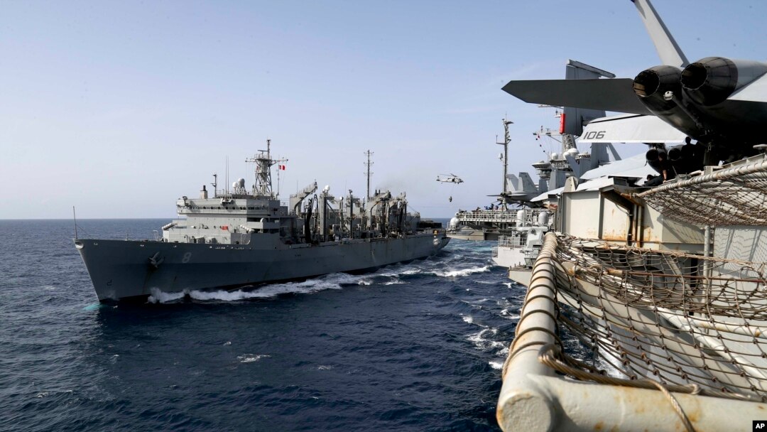 El barco Artic de apoyo rápido de combate de la Armada de EE.UU. transporta carga para el portaaviones Abraham Lincoln durante una operación de abastecimiento en el Mar de Arabia. Foto del 19 de mayo de 2019, proporcionada por la Armada de EE.UU.