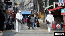南韓首爾梨泰院夜店2020年5月11日爆發新冠病毒群聚感染事件之後，檢疫人員在此區域噴灑消毒劑。